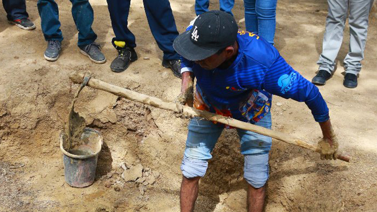 AYUDANTE DE ARTESANO CONSTRUCTOR DE EDIFICACIONES DE TIERRA